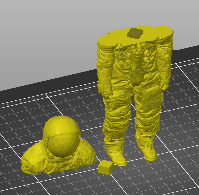 PrusaSlicer 3D spausdintuvams skirtos programos vaizdas, kuriame matomas išskaidytas 3D modelis su jungtimis