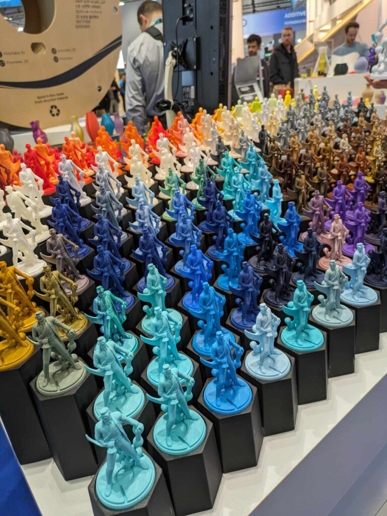 Polymaker 3D plastiko gamintojo spalvų gama parodoje Formnext